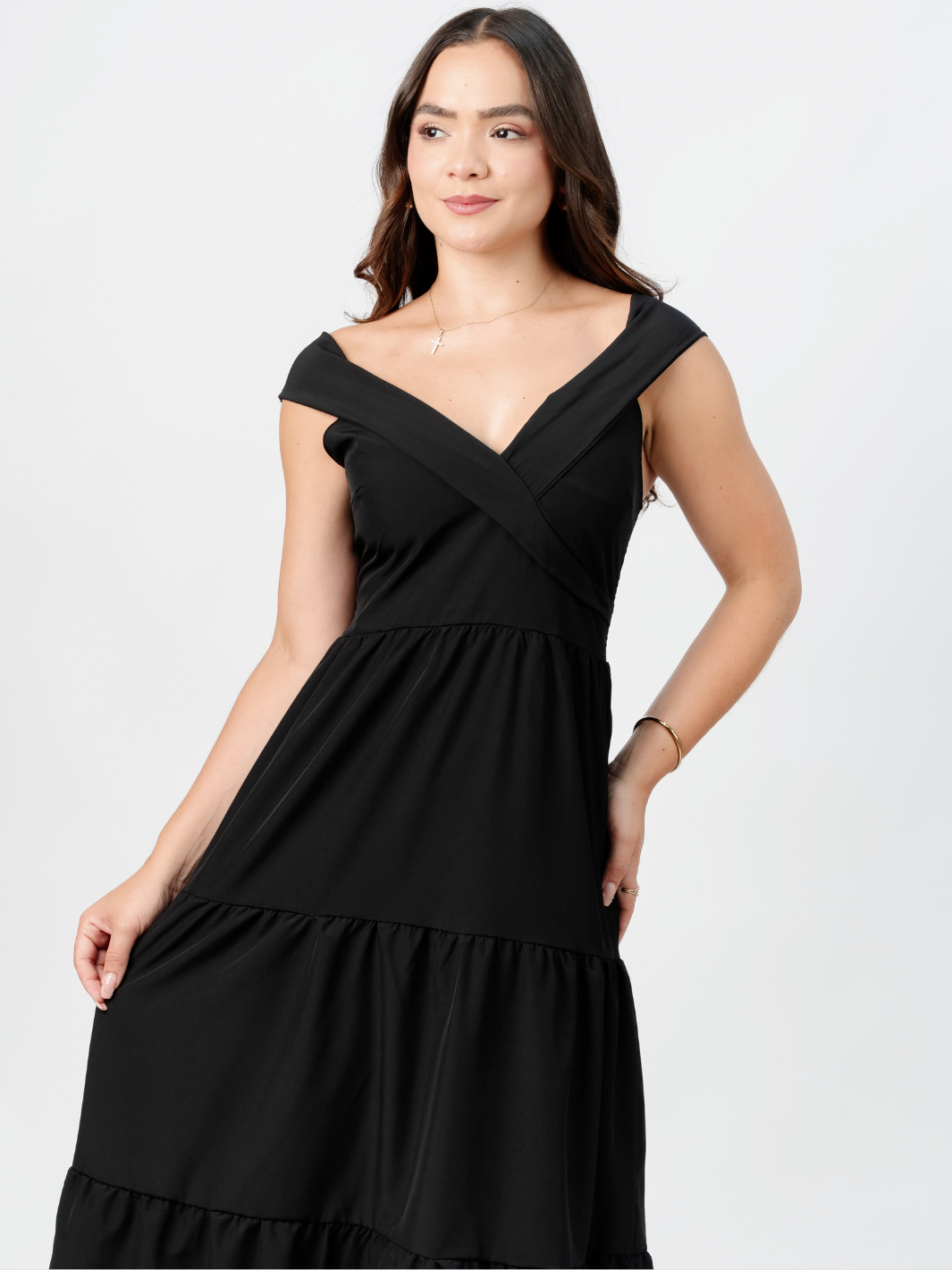 VESTIDO CASUAL CON ESCOTE SUTIL TERESA NEGRO