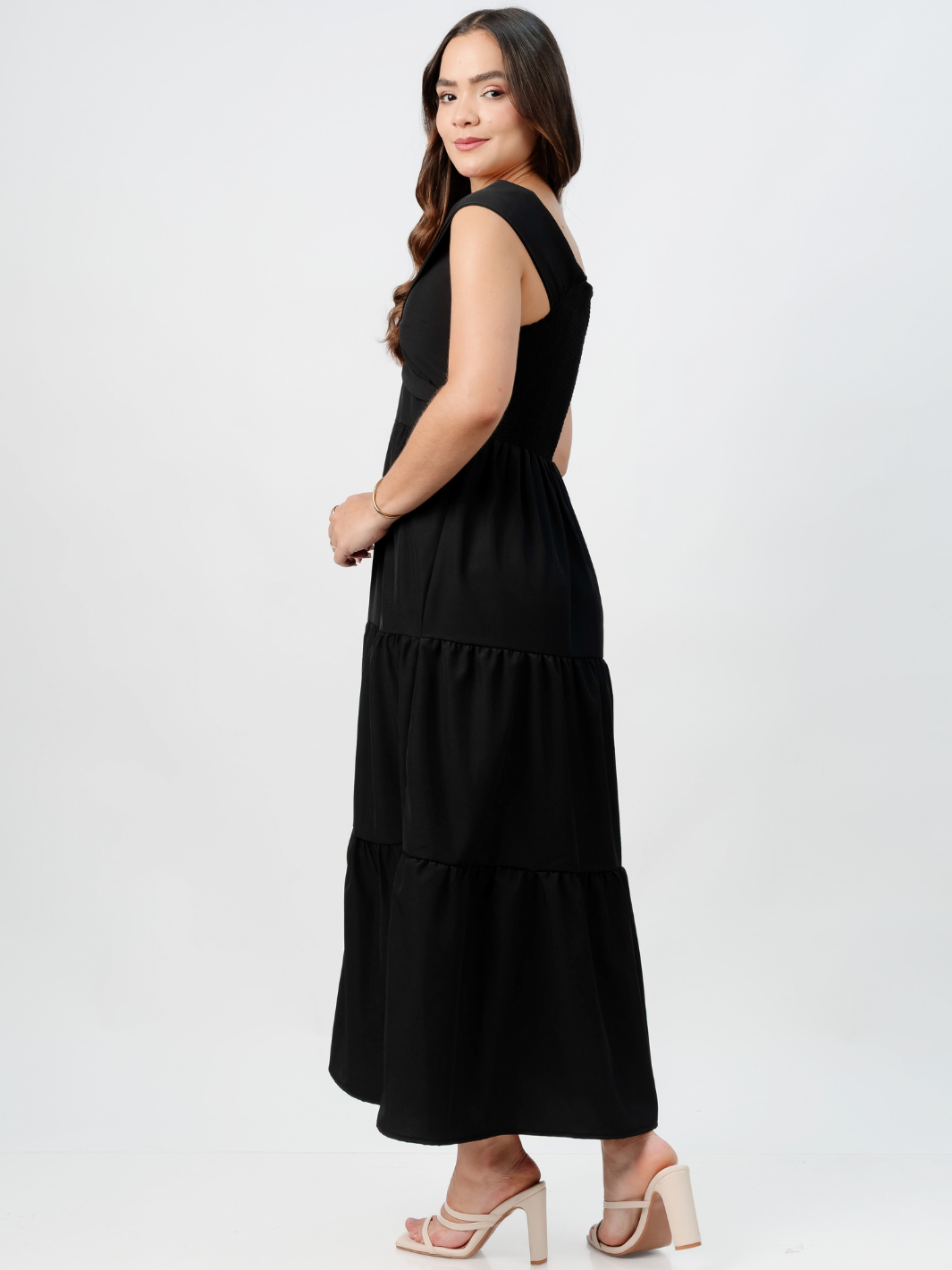 VESTIDO CASUAL CON ESCOTE SUTIL TERESA NEGRO