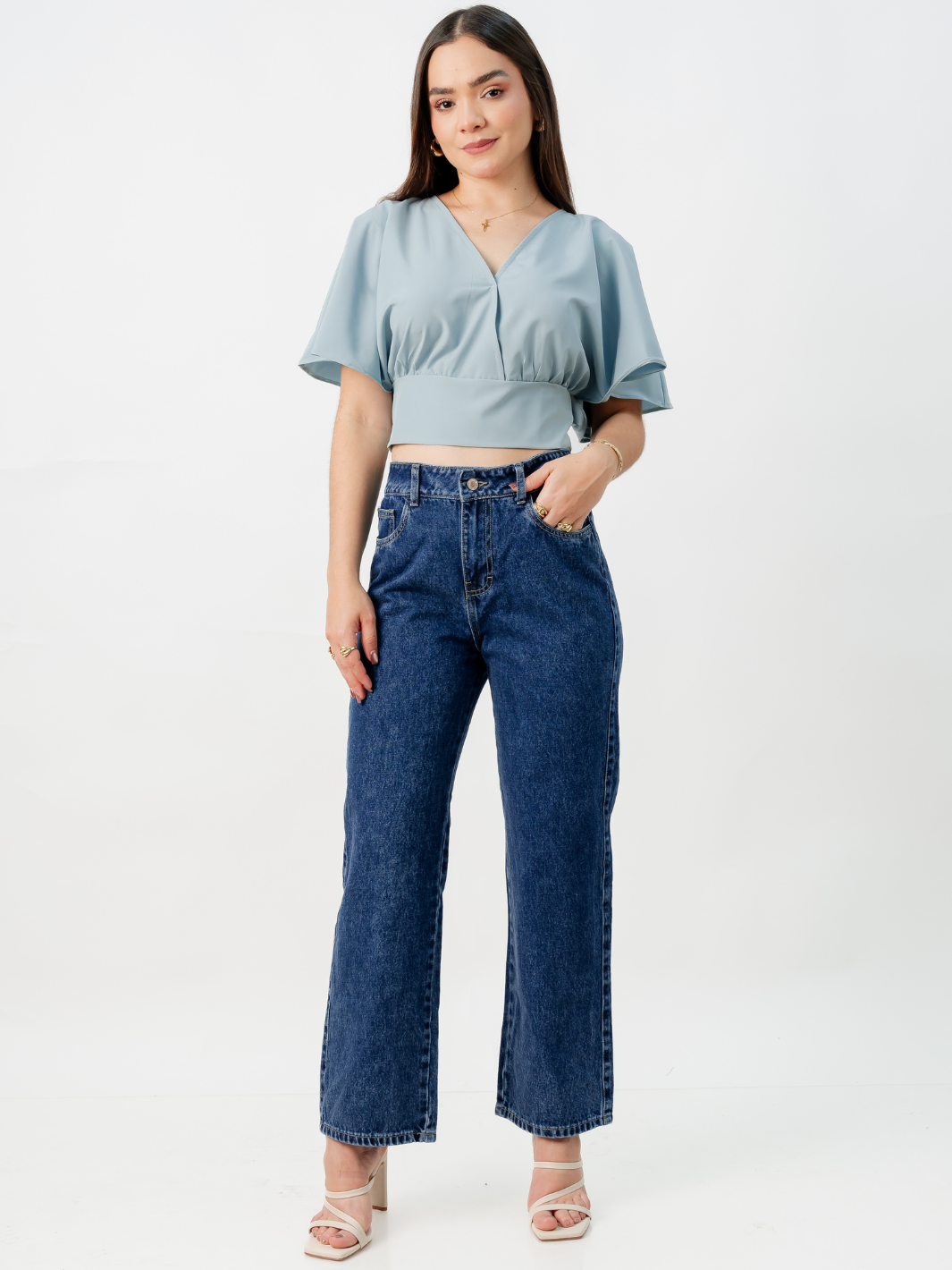 BLUSA CORTA CON MANGAS CON VUELO ROSIE CEMENTO