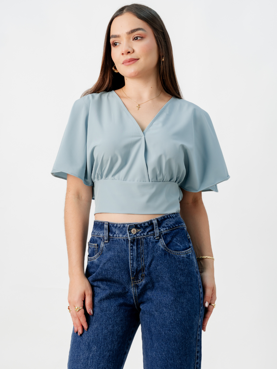 BLUSA CORTA CON MANGAS CON VUELO ROSIE CEMENTO