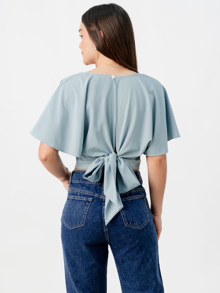 BLUSA CORTA CON MANGAS CON VUELO ROSIE CEMENTO