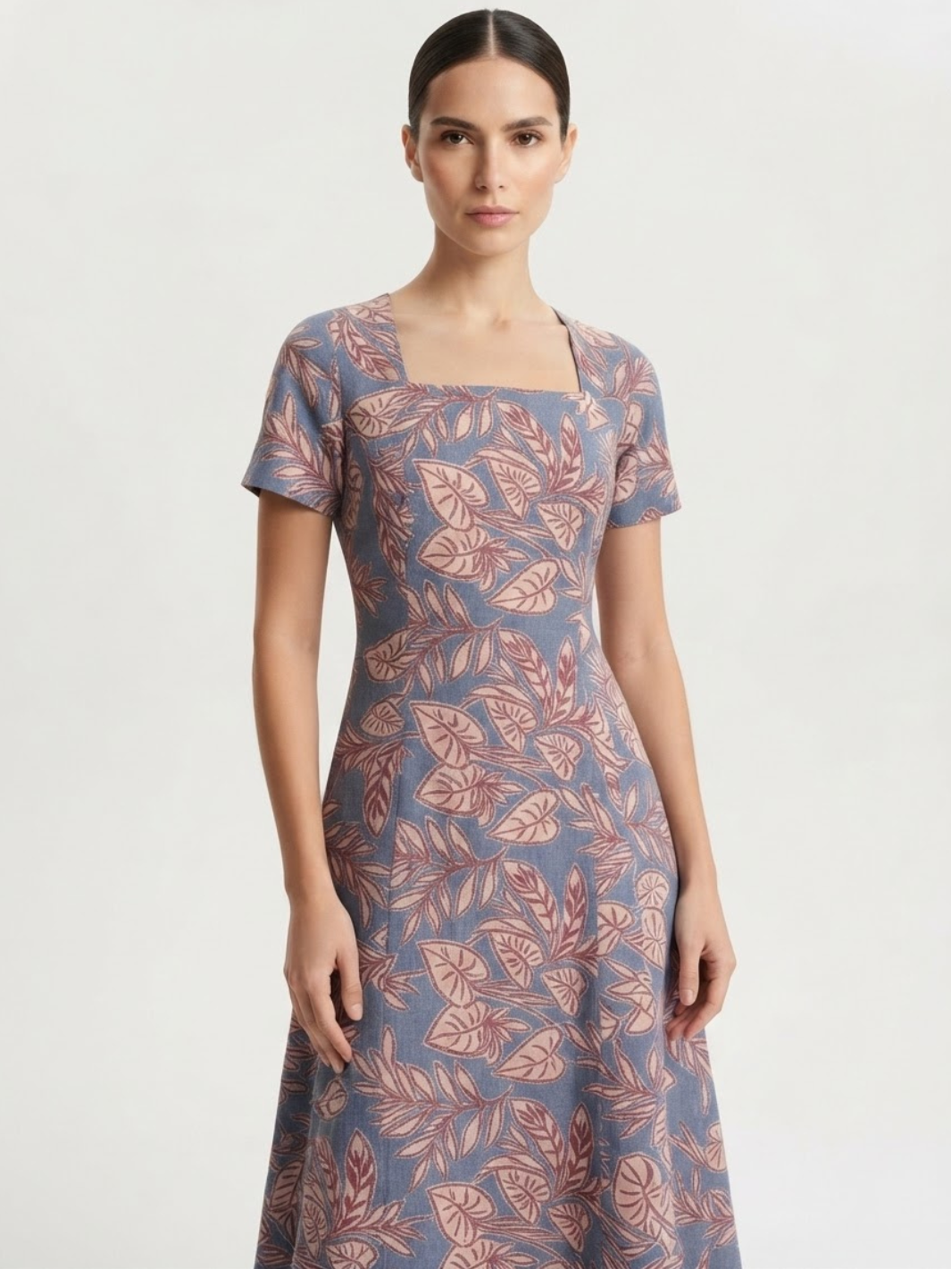 VESTIDO CASUAL CON CUELLO CUADRADO Y CORTE CAMPANA MABEL ACERO FLOREADO