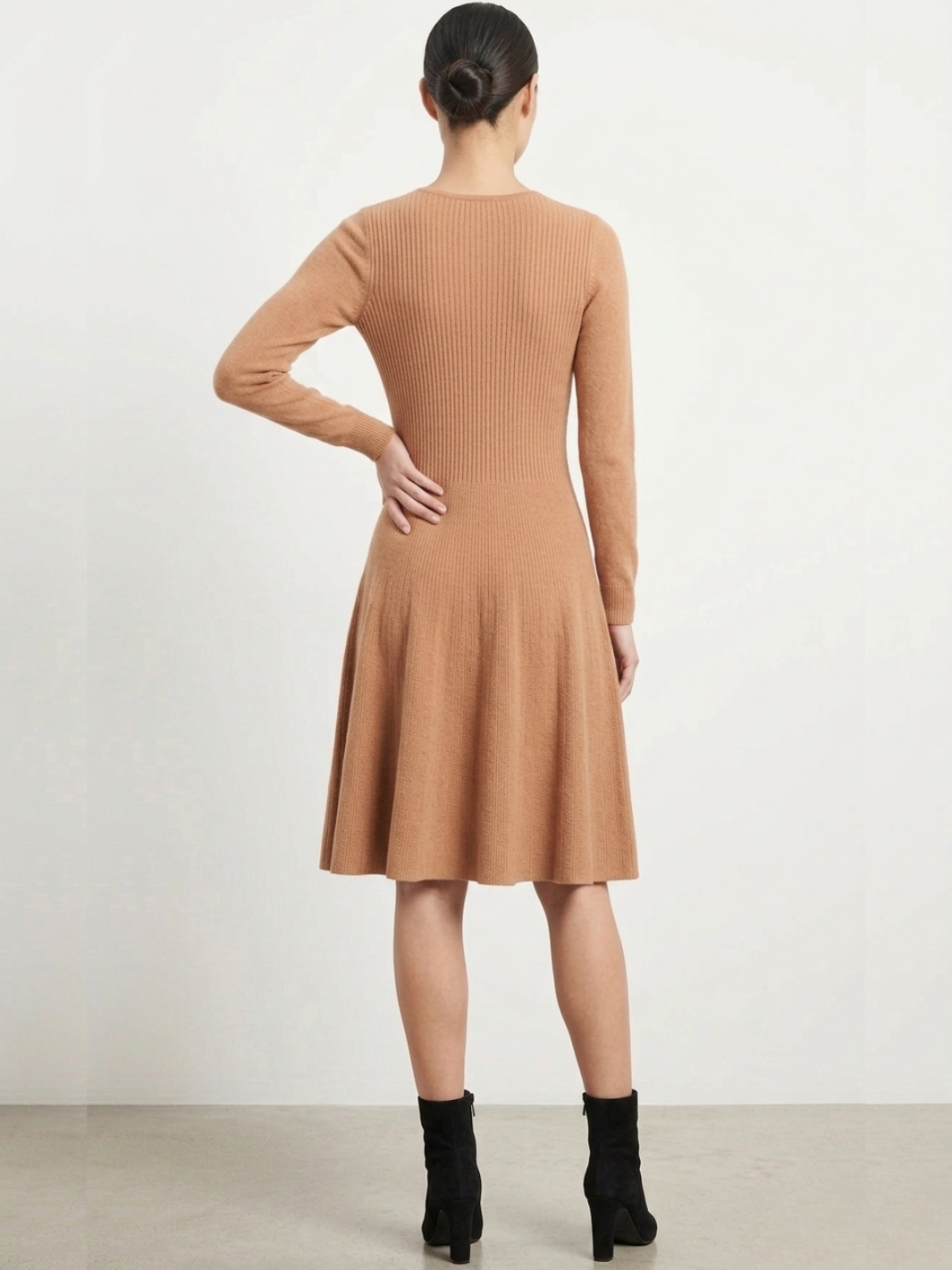 VESTIDO TEJIDO CON FALDA EN CORTE A YESENIA CAMEL