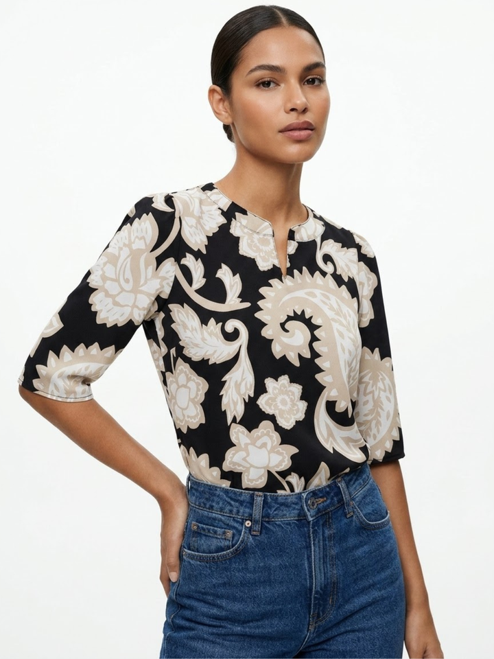BLUSA CON MANGA 3/4 Y CUELLO REDONDO KIM NEGRO FLOREADO