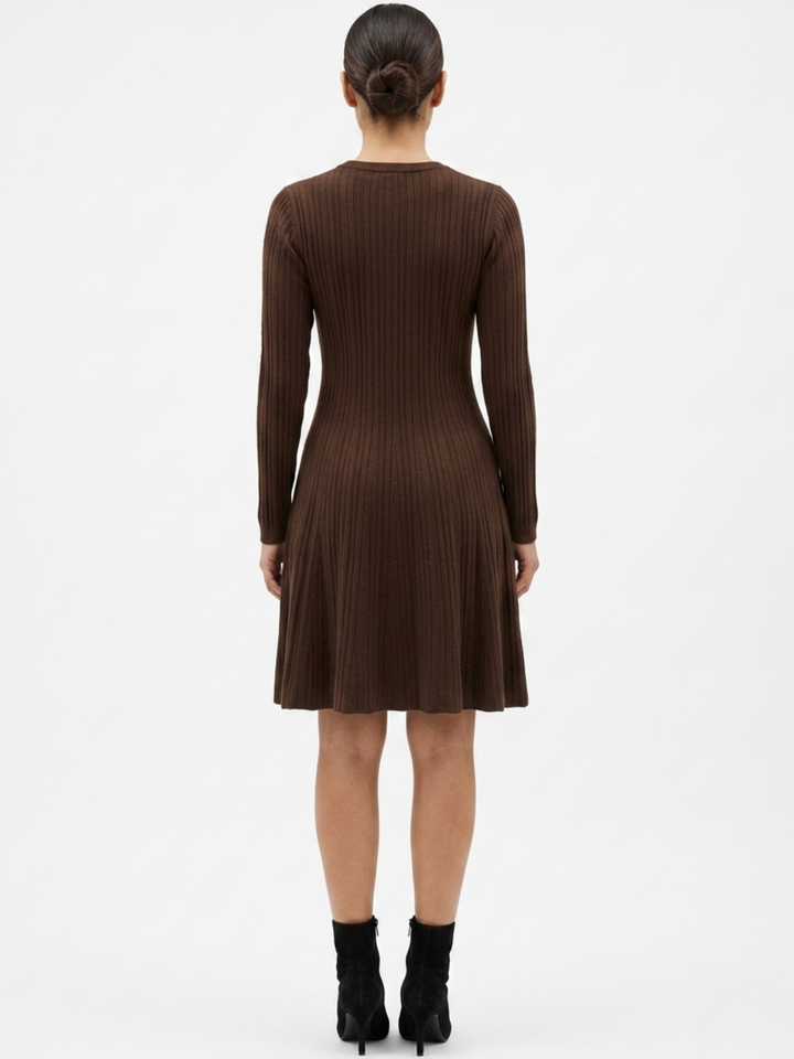 VESTIDO TEJIDO CON FALTA EN CORTE A JOANA CHOCOLATE