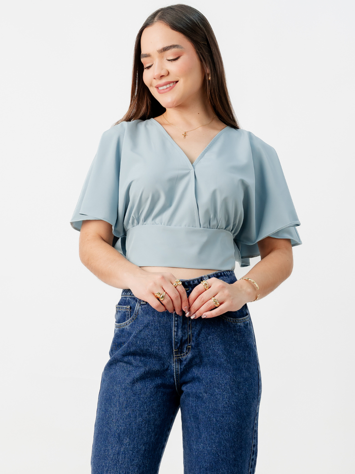 BLUSA CORTA CON MANGAS CON VUELO ROSIE CEMENTO