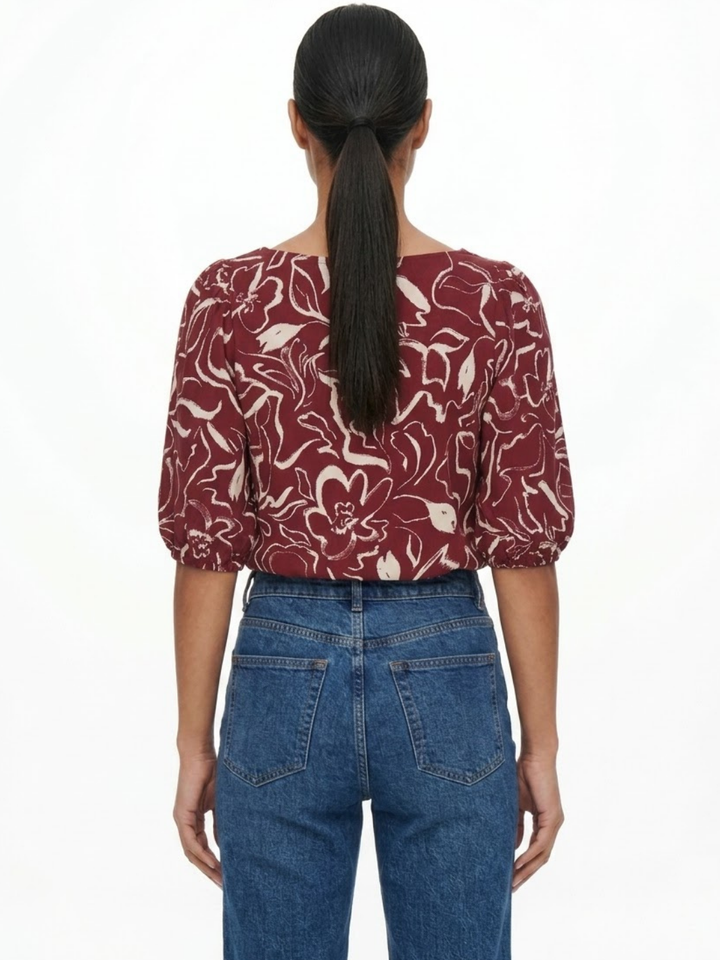 BLUSA MANGA 3/4 CON CUELLO OJAL VINO FLOREADO