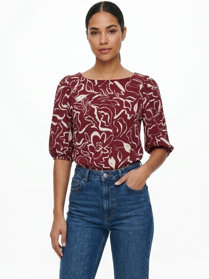 BLUSA MANGA 3/4 CON CUELLO OJAL VINO FLOREADO