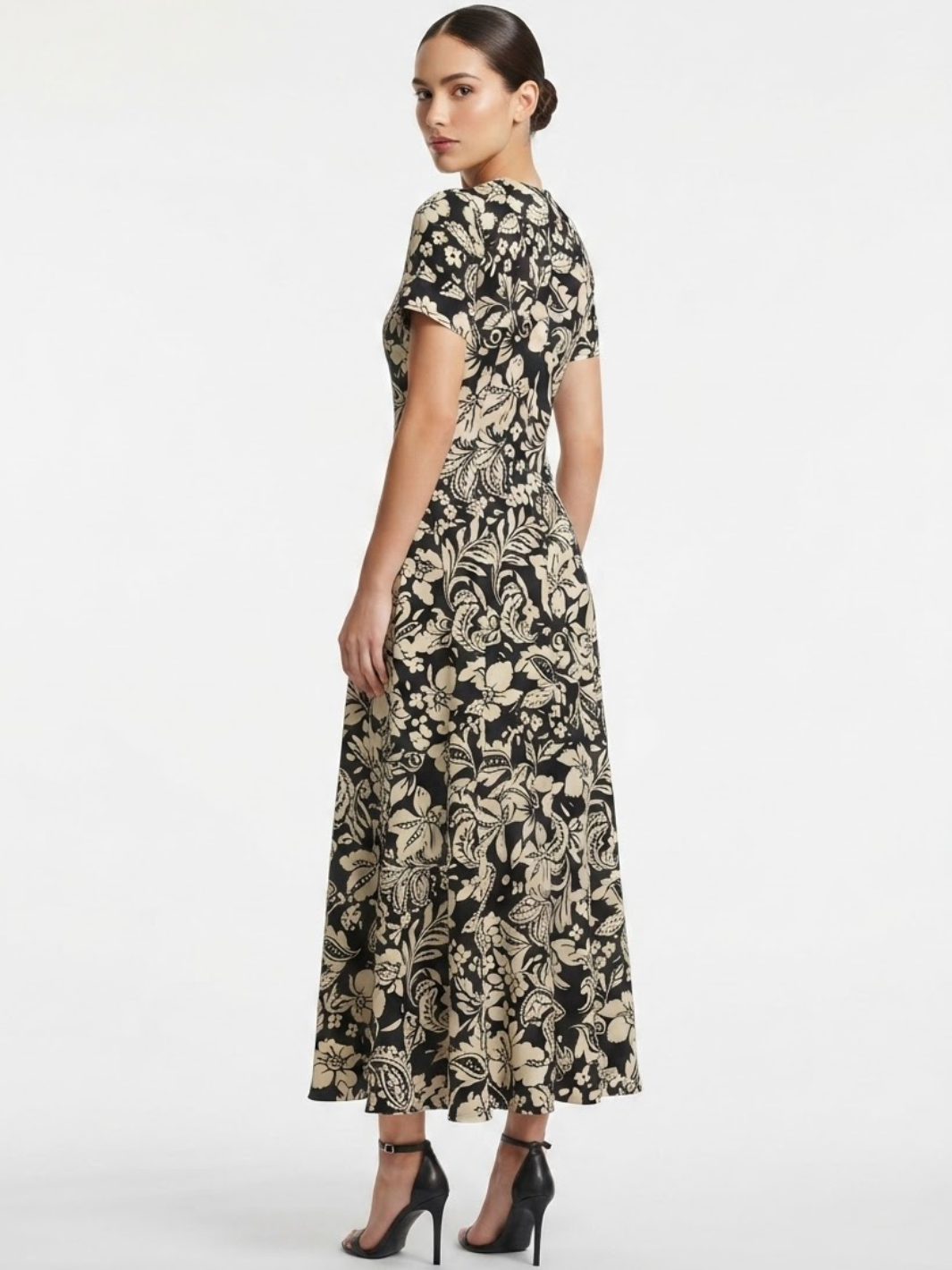 VESTIDO CASUAL CON CUELLO CUADRADO Y CORTE CAMPANA MABEL NEGRO FLOREADO
