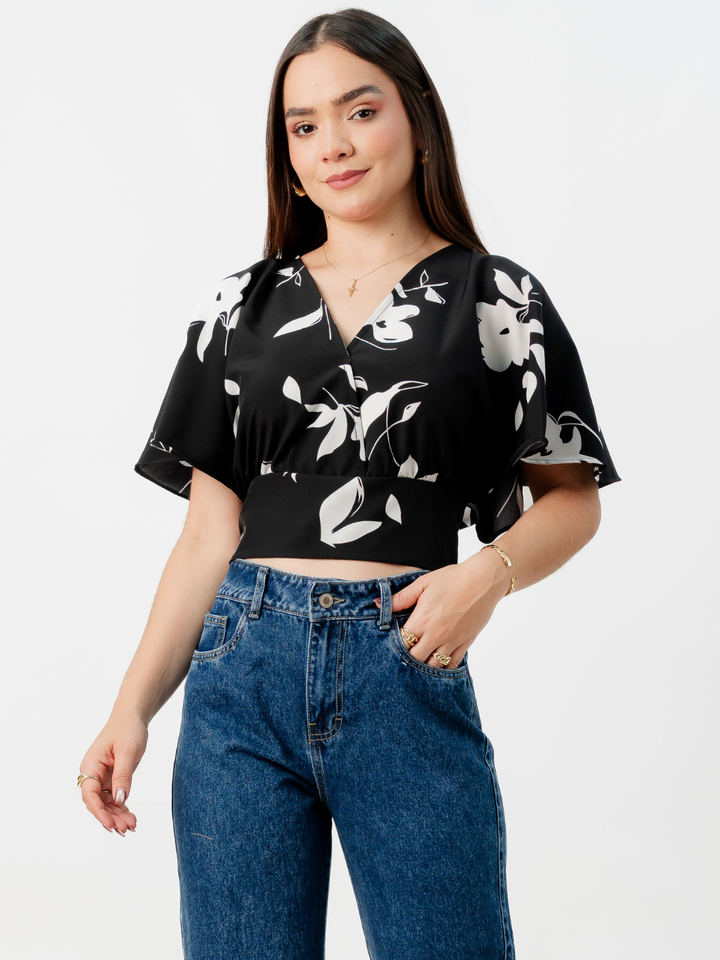 BLUSA CORTA CON MANGAS CON VUELO ROSIE NEGRO/PERLA
