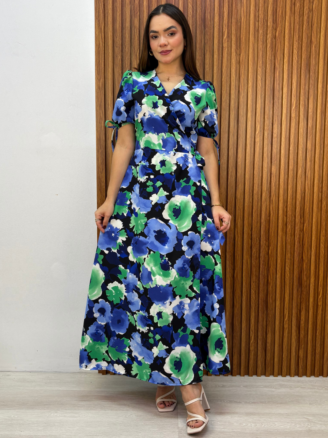 VESTIDO ENVOLVENTE BRISA AZUL FLOREADO