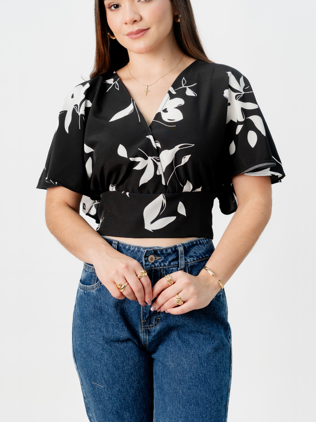 BLUSA CORTA CON MANGAS CON VUELO ROSIE NEGRO/PERLA