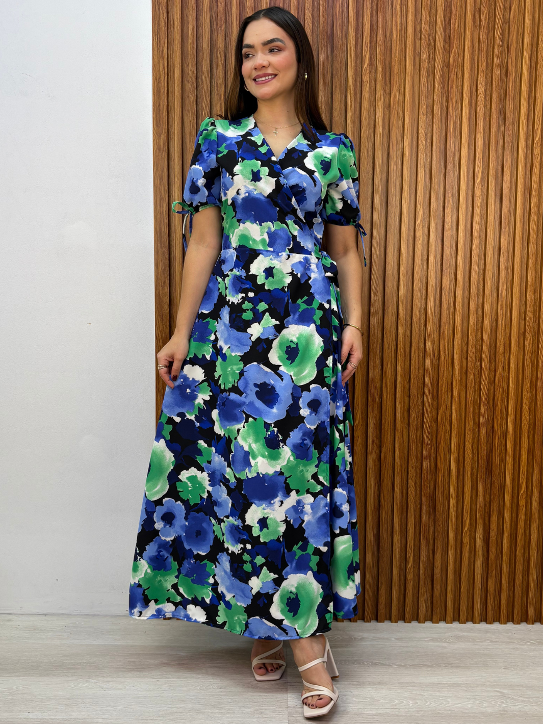 VESTIDO ENVOLVENTE BRISA AZUL FLOREADO