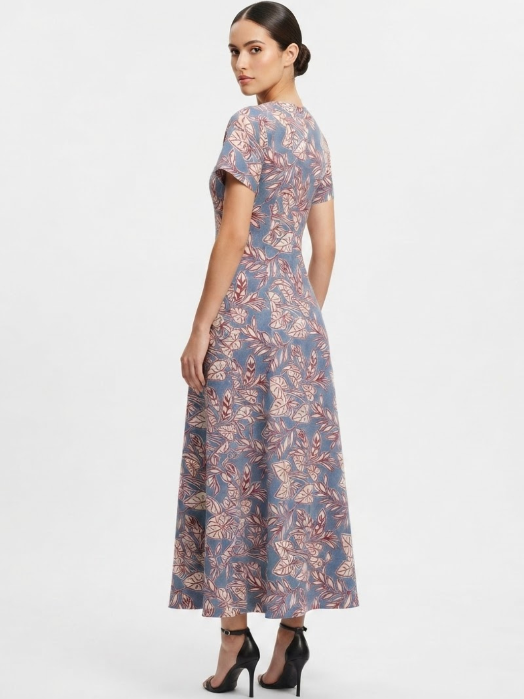 VESTIDO CASUAL CON CUELLO CUADRADO Y CORTE CAMPANA MABEL ACERO FLOREADO