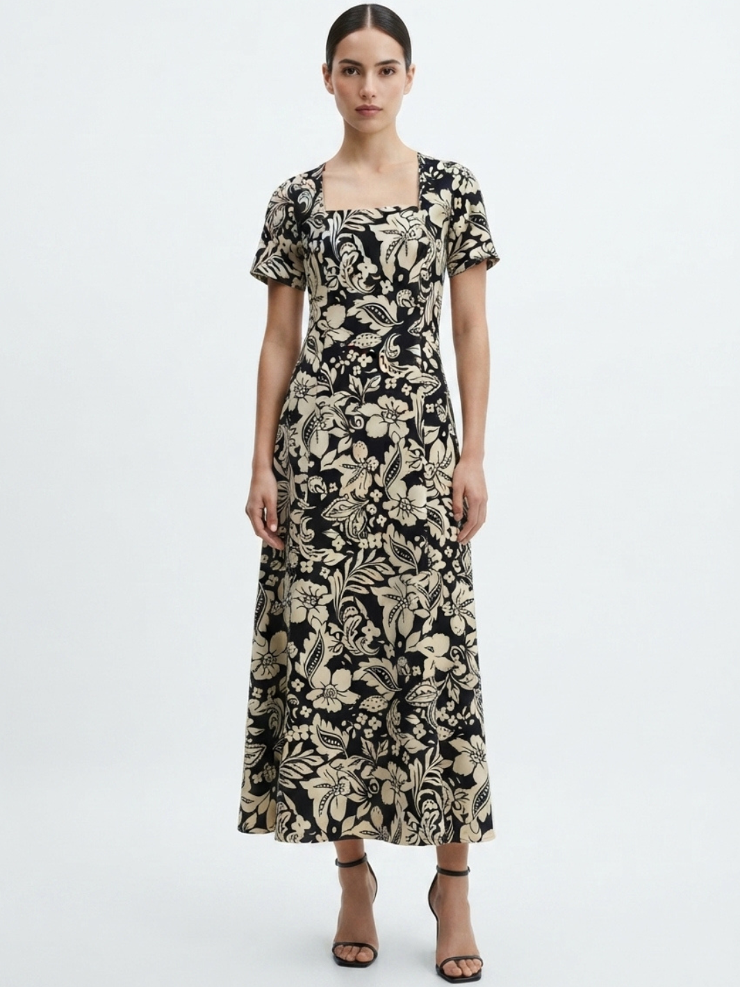 VESTIDO CASUAL CON CUELLO CUADRADO Y CORTE CAMPANA MABEL NEGRO FLOREADO