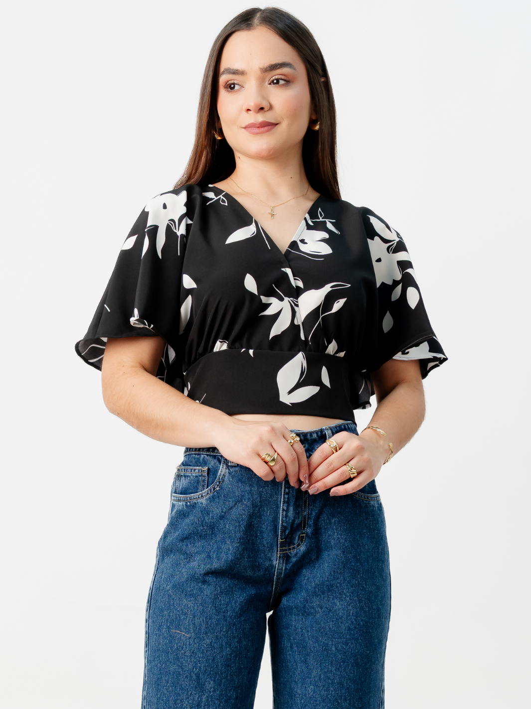 BLUSA CORTA CON MANGAS CON VUELO ROSIE NEGRO/PERLA