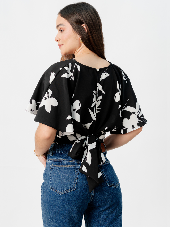 BLUSA CORTA CON MANGAS CON VUELO ROSIE NEGRO/PERLA