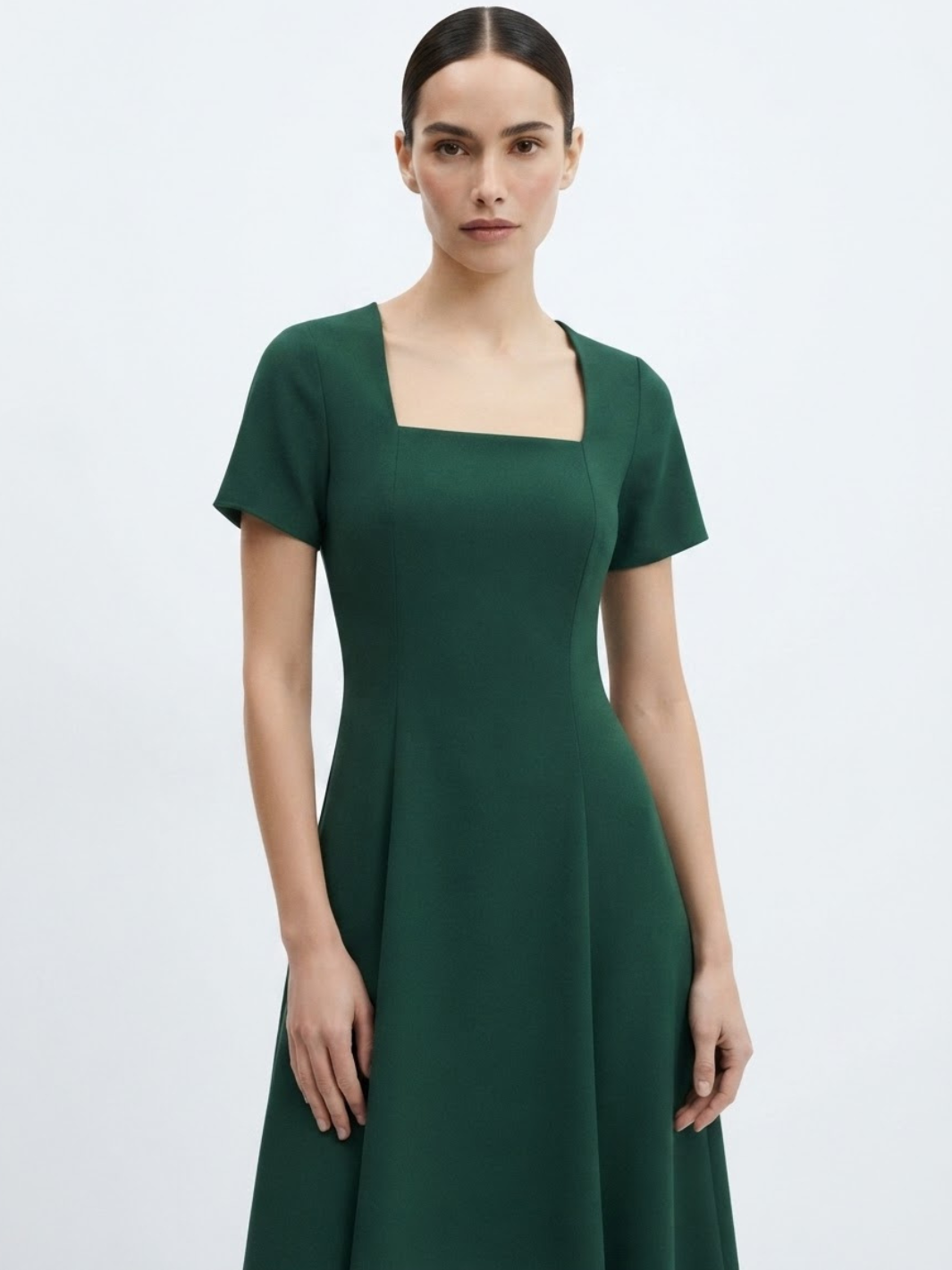 VESTIDO CASUAL CON CUELLO CUADRADO Y CORTE CAMPANA MABEL VERDE