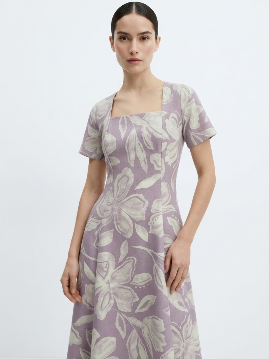 VESTIDO CASUAL CON CUELLO CUADRADO Y CORTE CAMPANA MABEL MAUVE FLOREADO