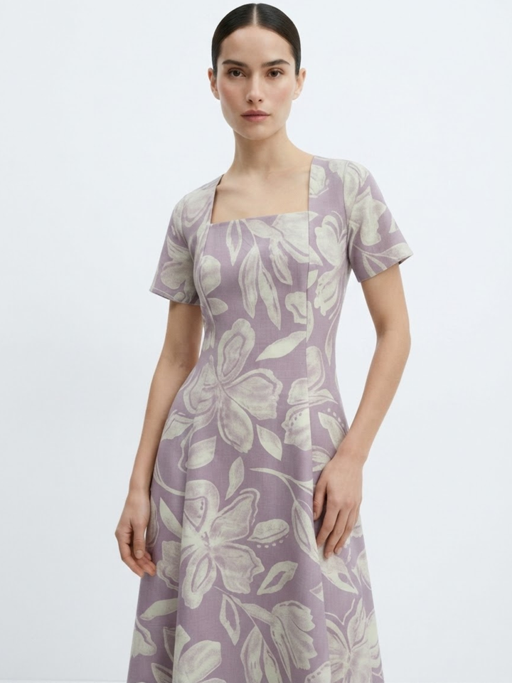 VESTIDO CASUAL CON CUELLO CUADRADO Y CORTE CAMPANA MABEL MAUVE FLOREADO