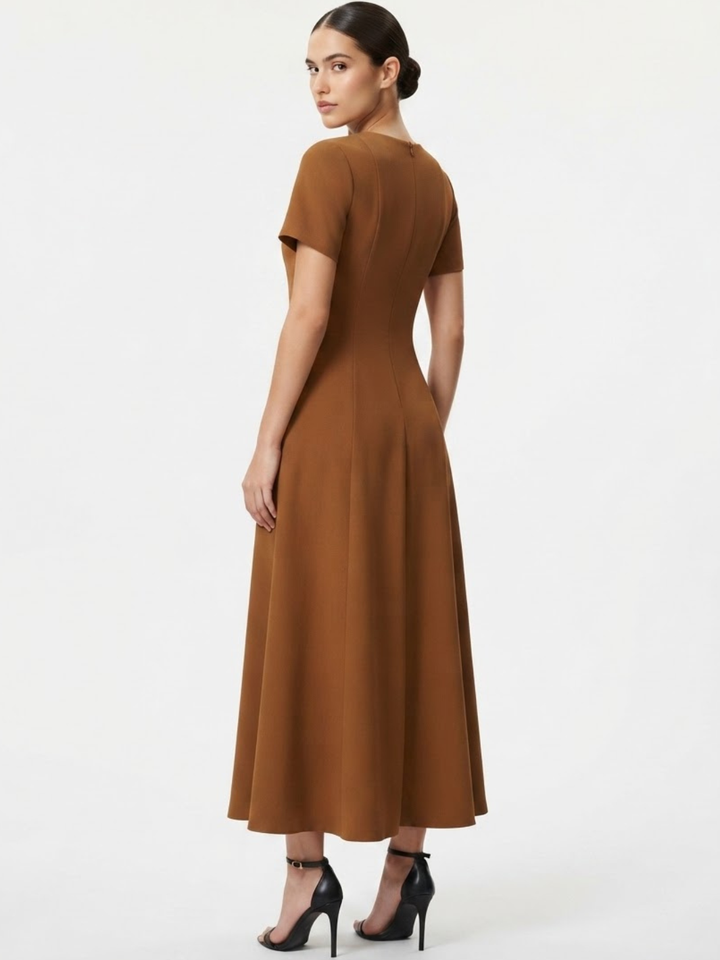 VESTIDO CASUAL CON CUELLO CUADRADO Y CORTE CAMPANA MABEL CAMEL
