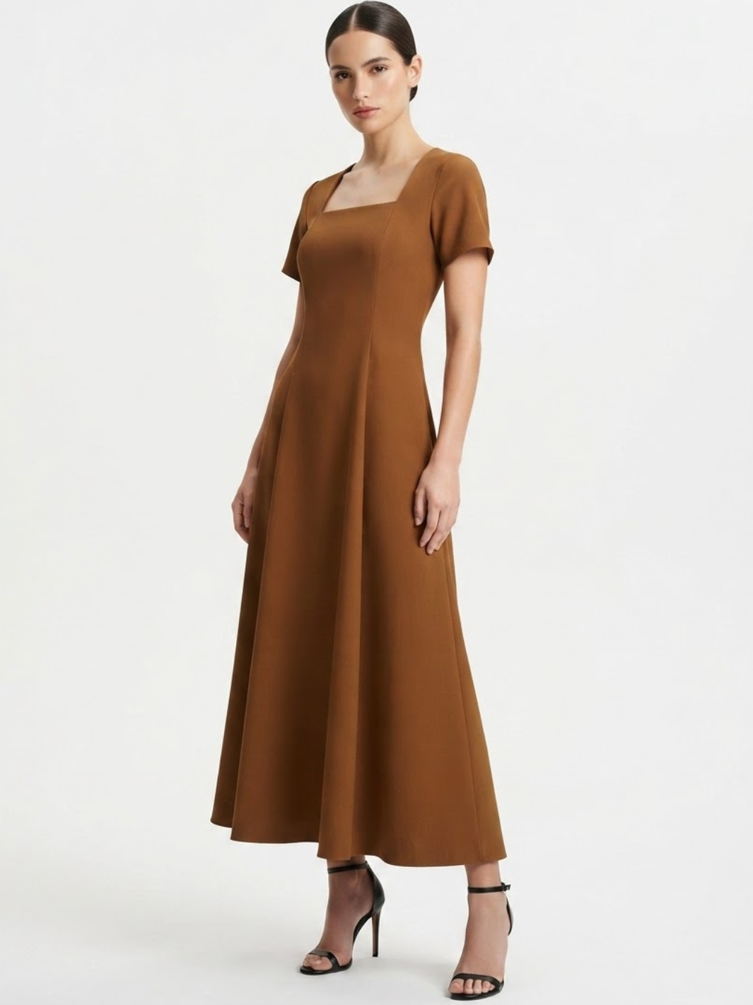 VESTIDO CASUAL CON CUELLO CUADRADO Y CORTE CAMPANA MABEL CAMEL