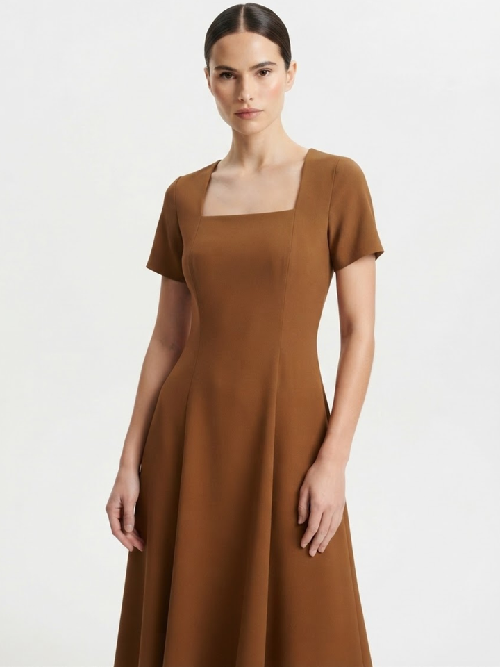 VESTIDO CASUAL CON CUELLO CUADRADO Y CORTE CAMPANA MABEL CAMEL