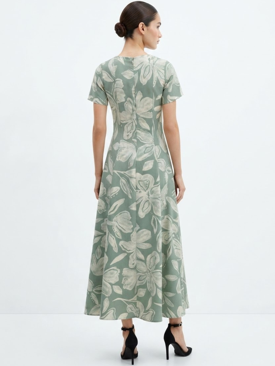VESTIDO CASUAL CON CUELLO CUADRADO Y CORTE CAMPANA MABEL VERDE FLOREADO