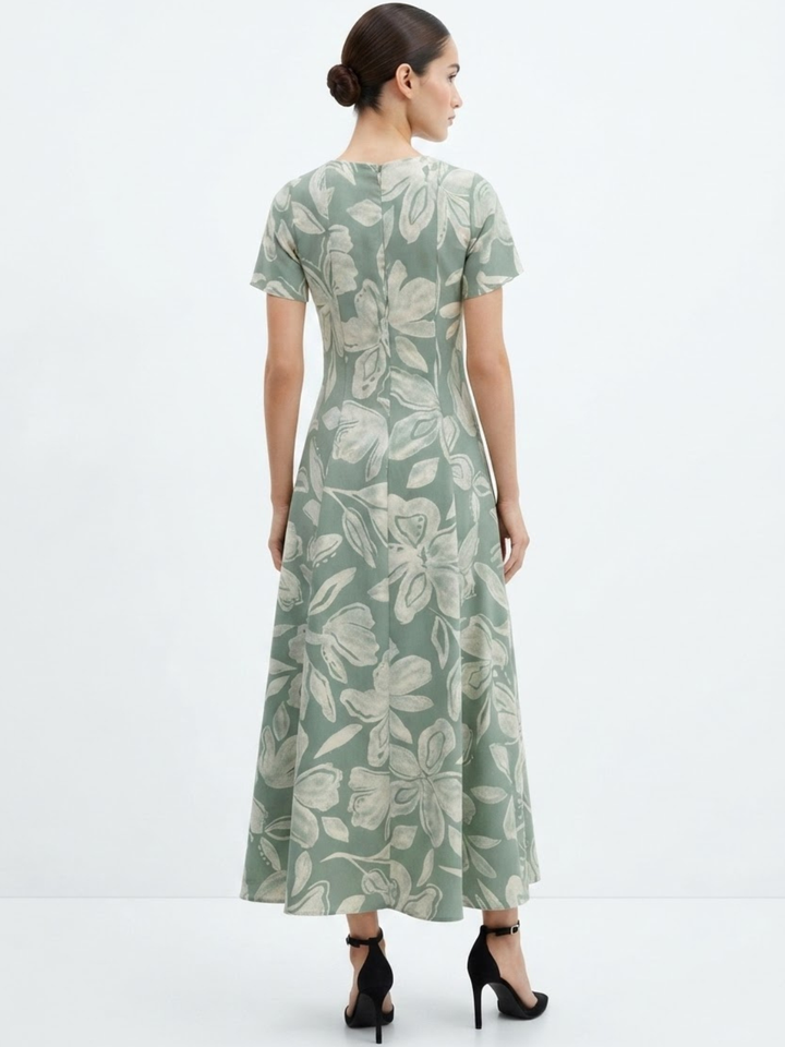 VESTIDO CASUAL CON CUELLO CUADRADO Y CORTE CAMPANA MABEL VERDE FLOREADO