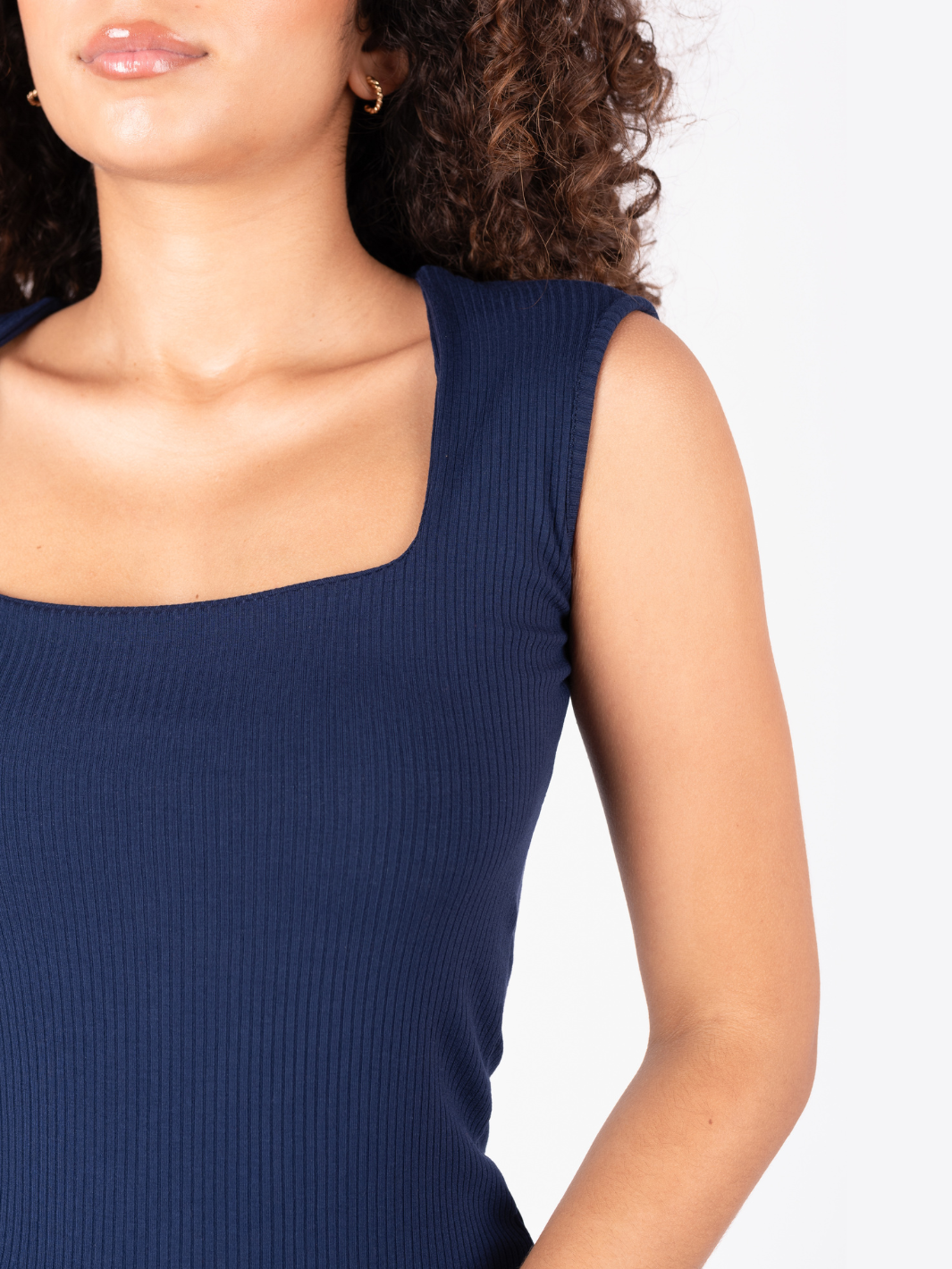 POLO CON ESCOTE CUADRADO CONIE AZUL