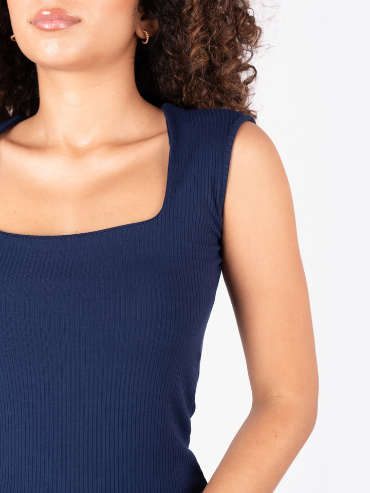 POLO CON ESCOTE CUADRADO CONIE AZUL