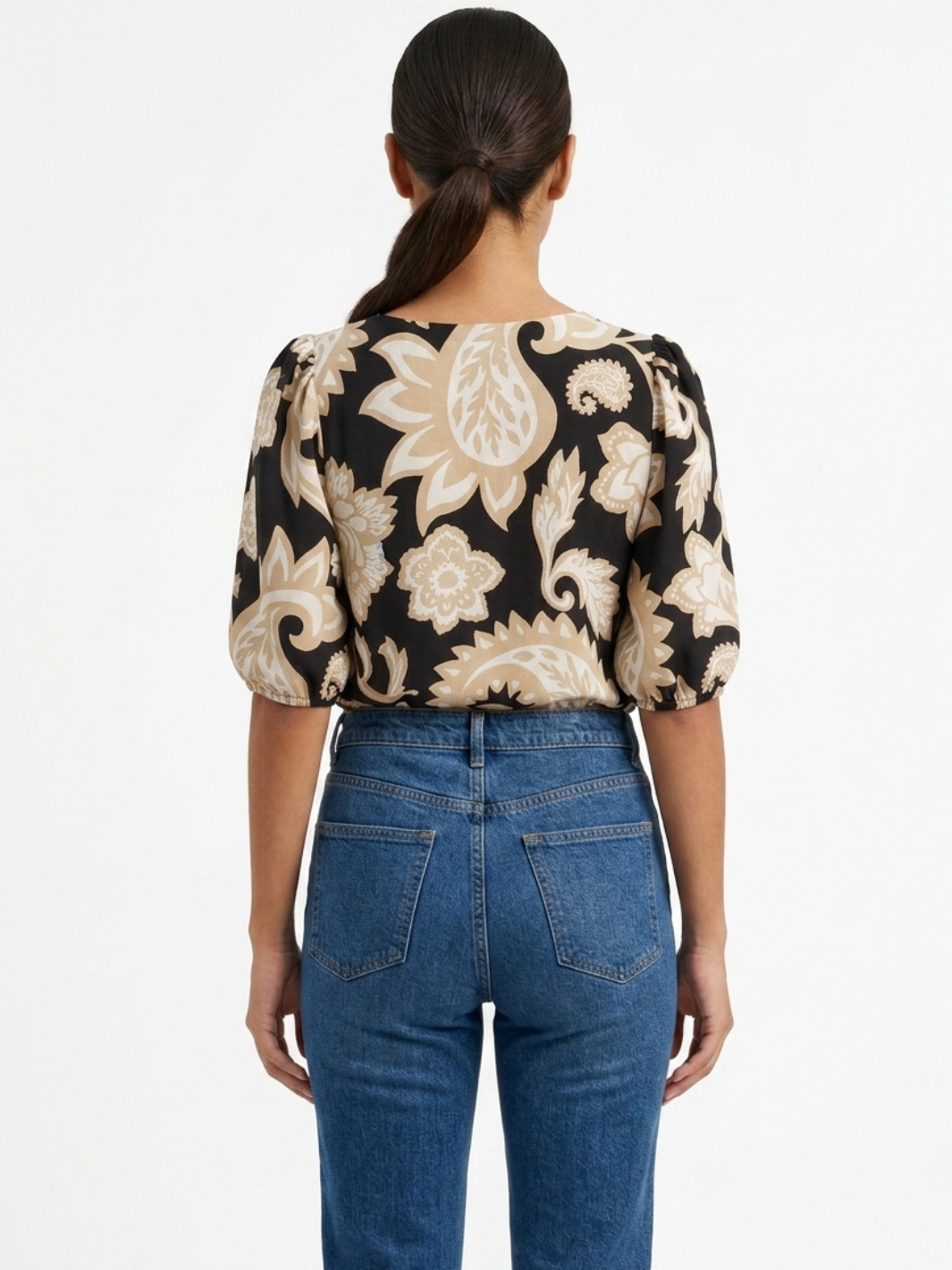 BLUSA MANGA 3/4 CON CUELLO OJAL LIVIA NEGRO FLOREADO