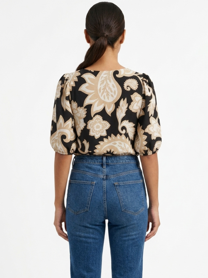 BLUSA MANGA 3/4 CON CUELLO OJAL LIVIA NEGRO FLOREADO