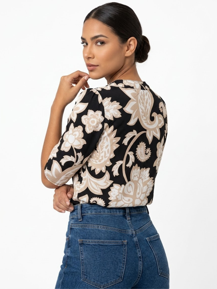 BLUSA CON MANGA 3/4 Y CUELLO REDONDO KIM NEGRO FLOREADO