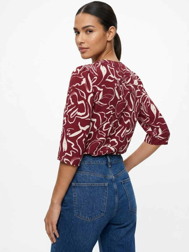 BLUSA CON MANGA 3/4 Y CUELLO REDONDO KIM VINO FLOREADO