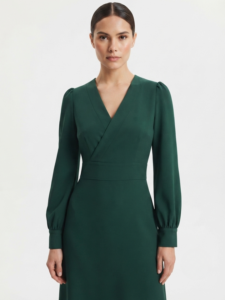 VESTIDO MANGA LARGA CON CUELLO CRUZADO Y CORTE A BARBARA VERDE