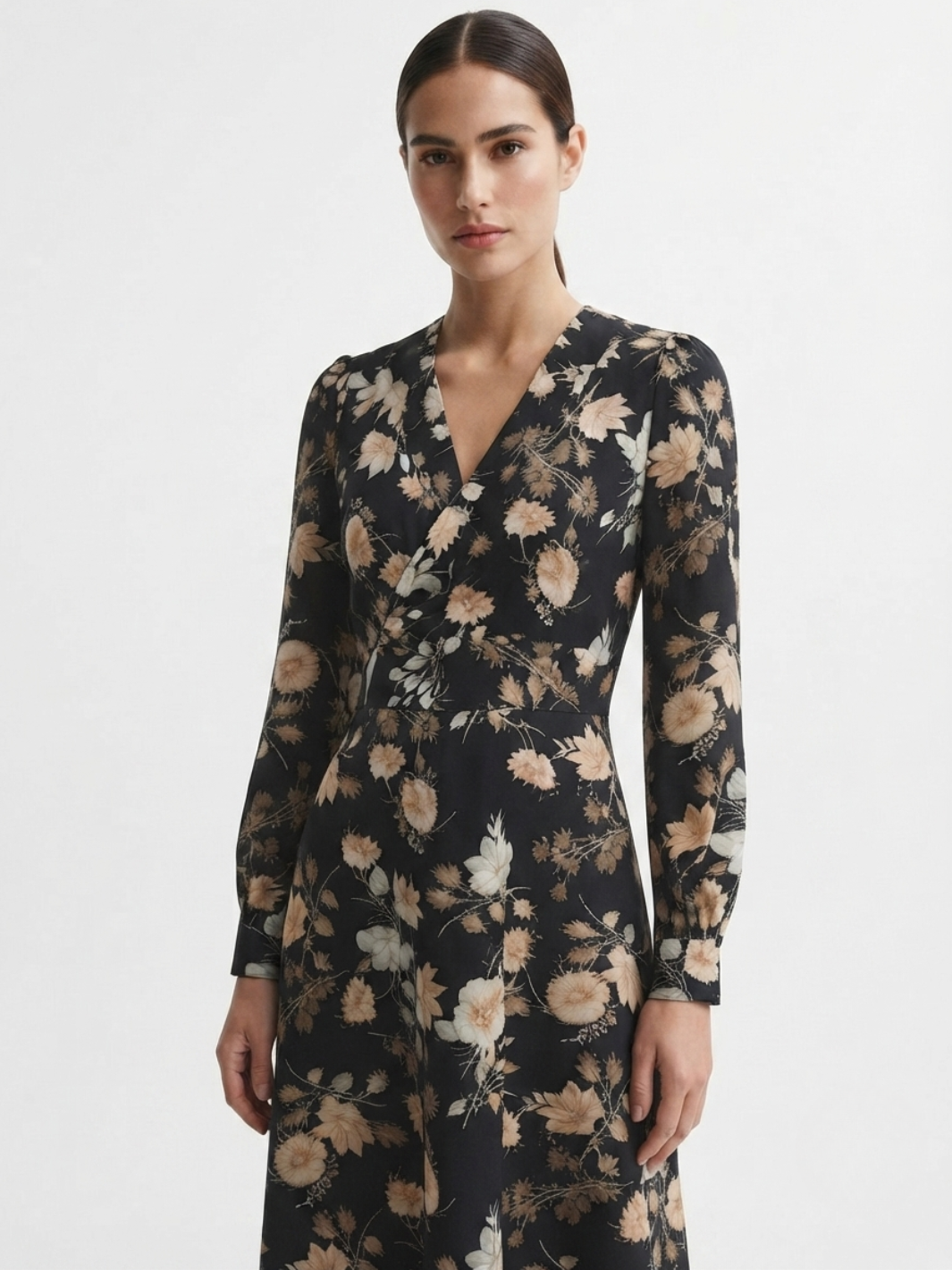 VESTIDO MANGA LARGA CON CUELLO CRUZADO Y CORTE A BARBARA NEGRO FLOREADO